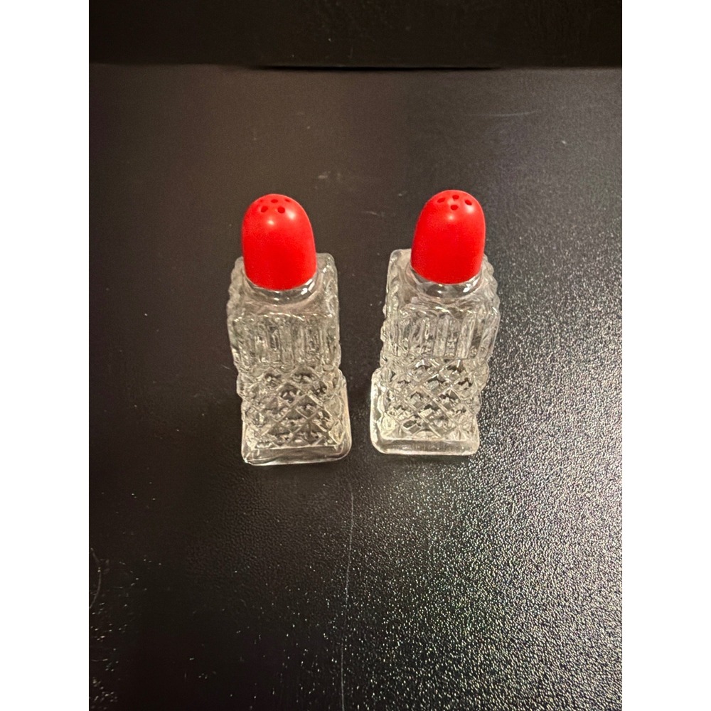 Vintage Clear Glass Salt & Pepper Shakers Set‎ Diamond Cut Pattern Red Plastic